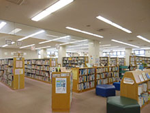 本を選んで借りて...。